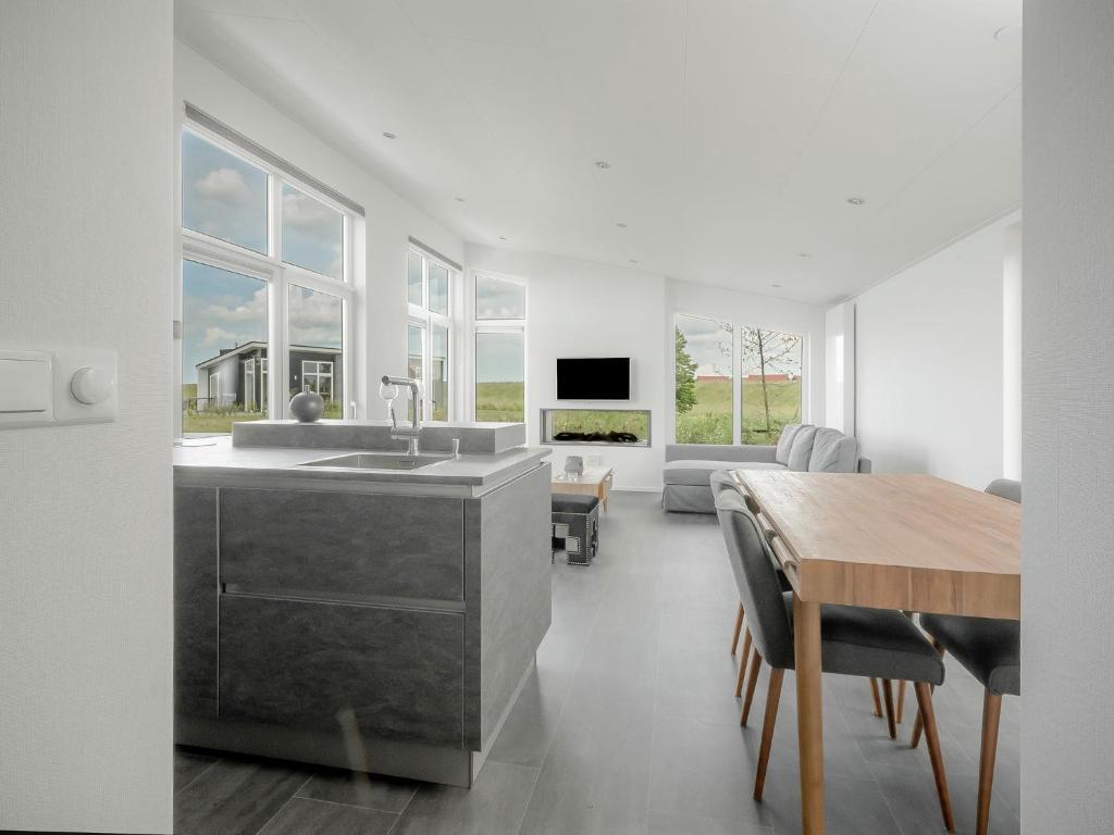 Modern chalet at the edge of a forest near the Oosterschelde photo 4