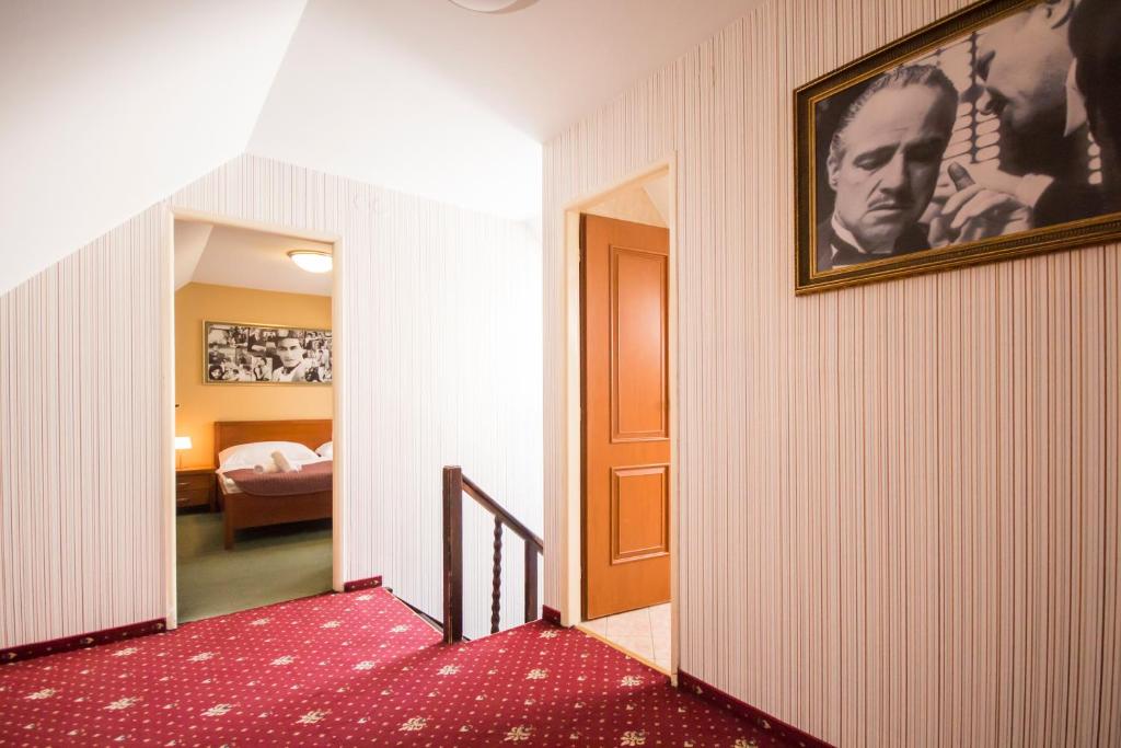 Четырехместный (Четырехместный номер), Film Hotel
