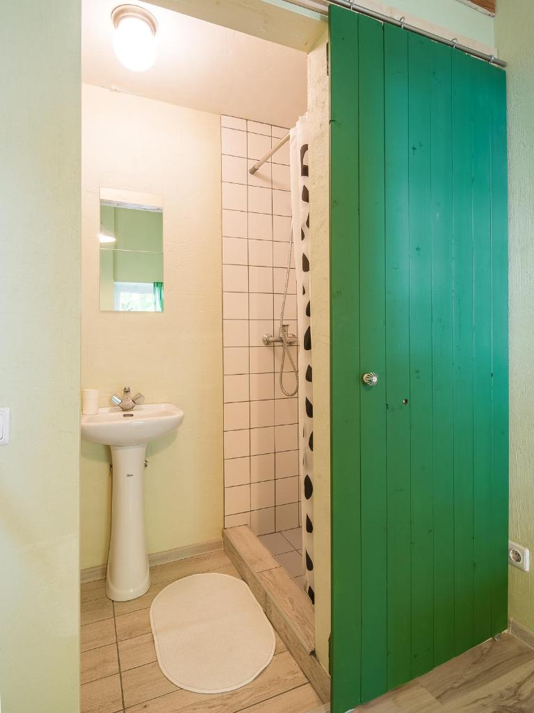 Одноместный (Одноместный номер с собственной ванной комнатой), Downtown Forest Hostel & Camping