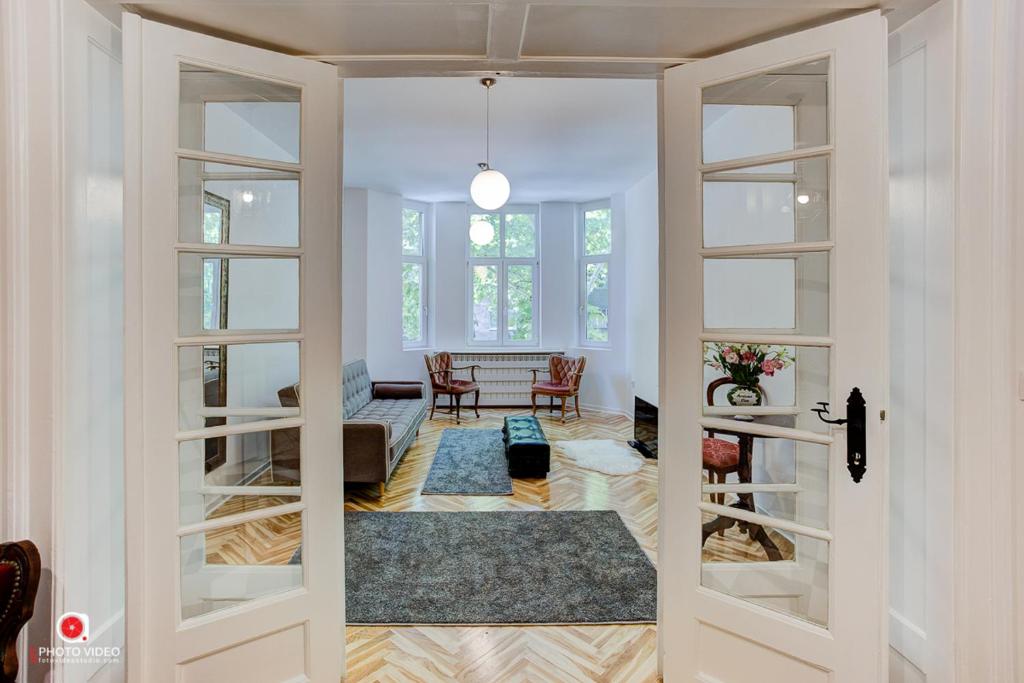Class Vintage Apartment photo 3