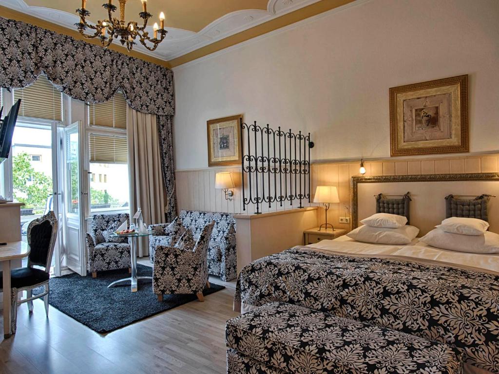 Двухместный (Улучшенный двухместный номер с 1 кроватью и балконом), Hotel Augusta Am Kurfürstendamm