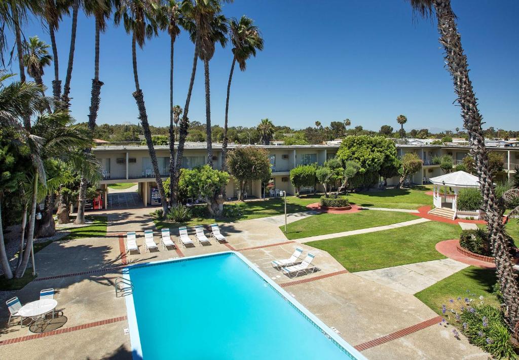 Golden Sails Hotel image