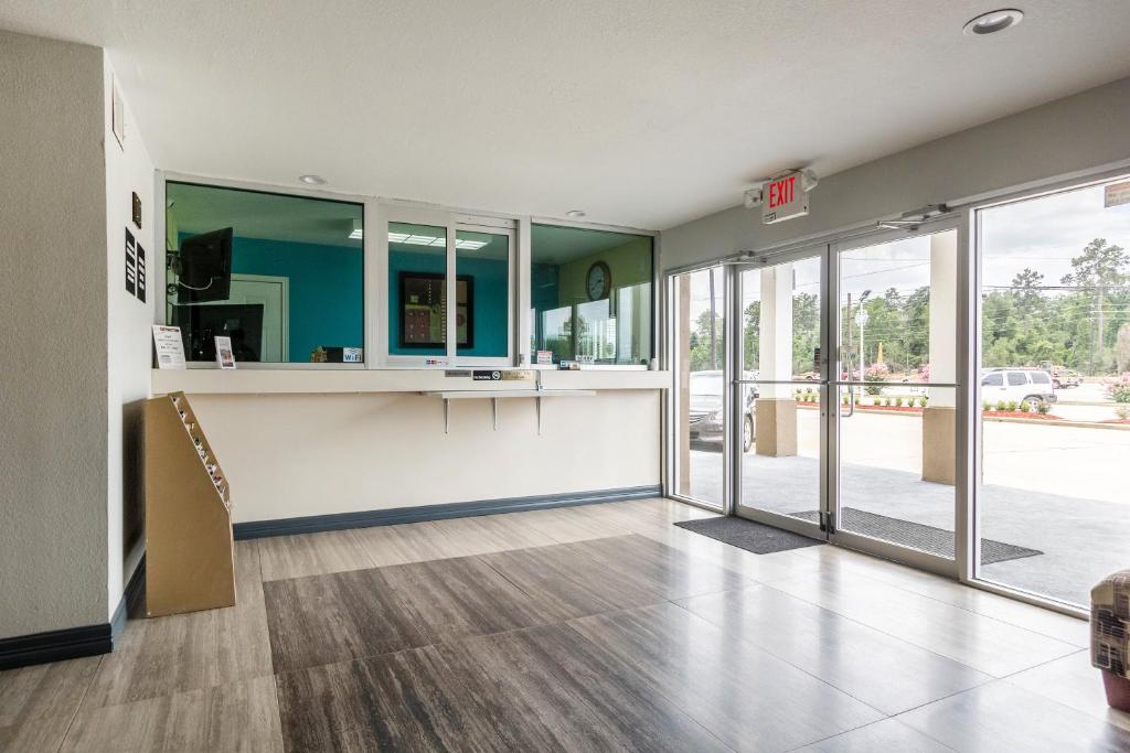 Scottish Inn and Suites Tomball photo 3