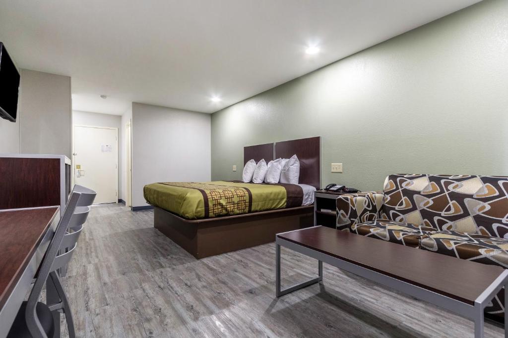 Scottish Inn and Suites Tomball photo 2