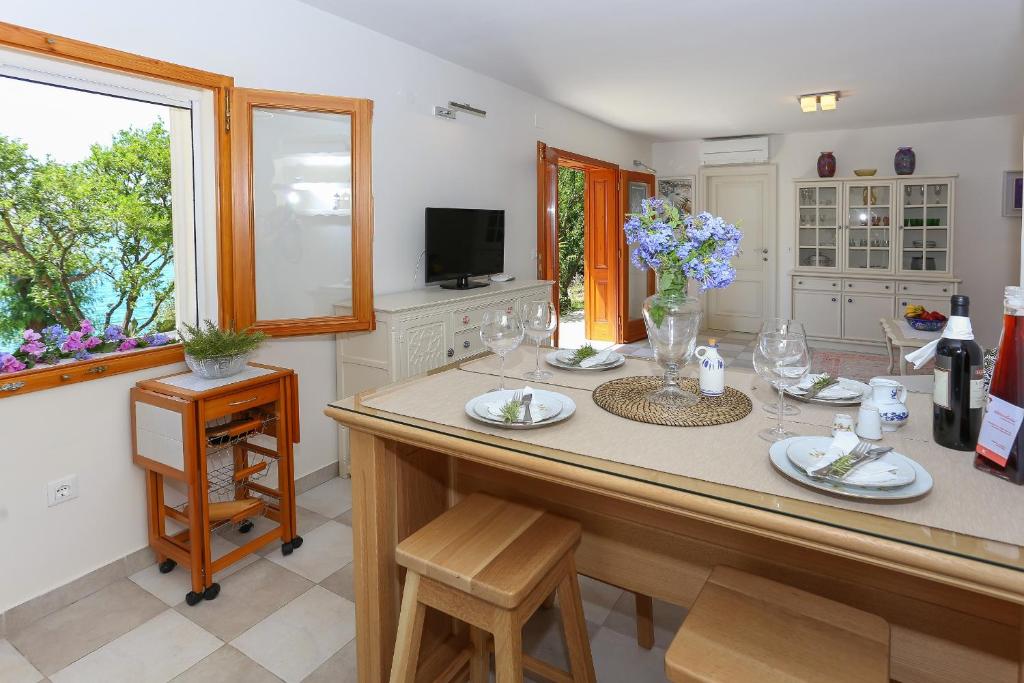 Secret Garden Barada Beach Apartment photo 2