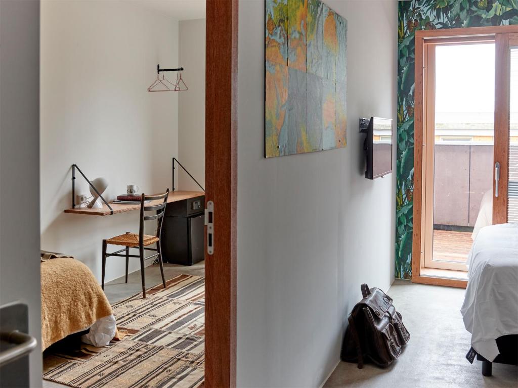Трехместный (Трехместный номер с балконом), Q-Factory Hotel