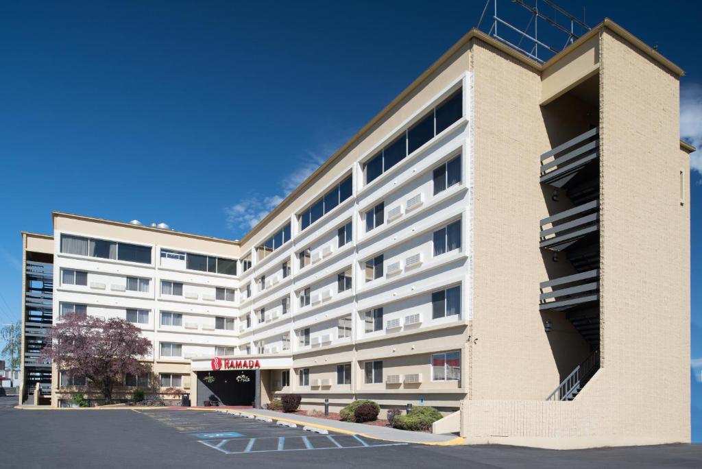 Ramada by Wyndham Downtown Spokane photo 1