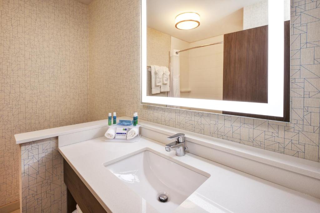 Holiday Inn Express & Suites New Castle, an IHG Hotel photo 1