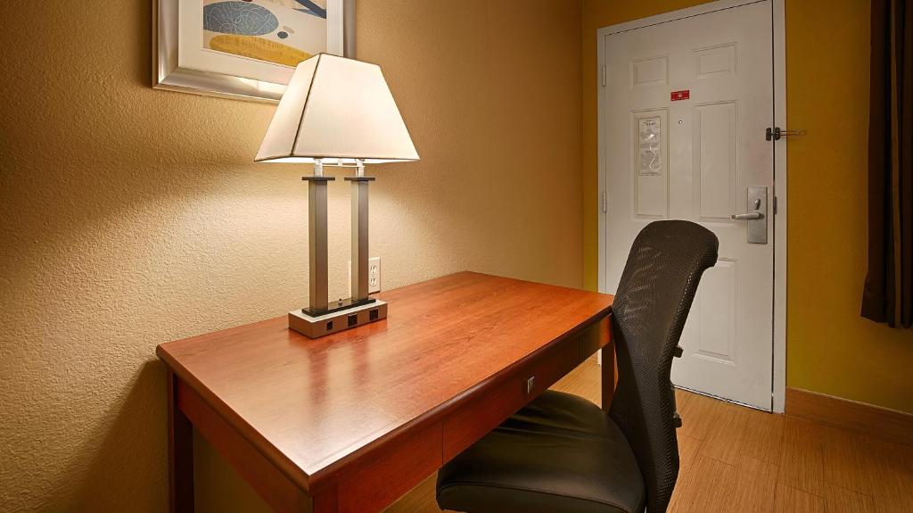 Best Western PLUS Fresno Inn photo 2