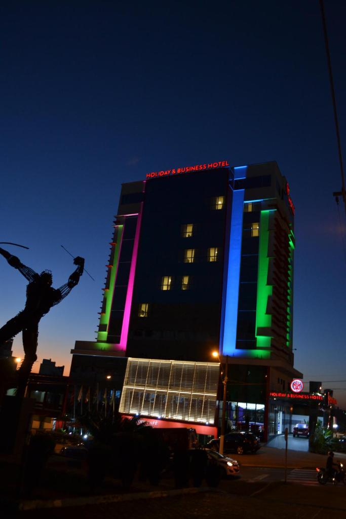 Holiday & Business Hotel - Em frente ao Centro de Eventos e Arena Conda