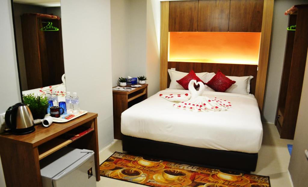Двухместный (Deluxe Queen Room : Early Check-in (12 Noon) / Late Check-out (1 PM) / Free Wifi / Daily Sanitization of Common Area), City Central Hotel
