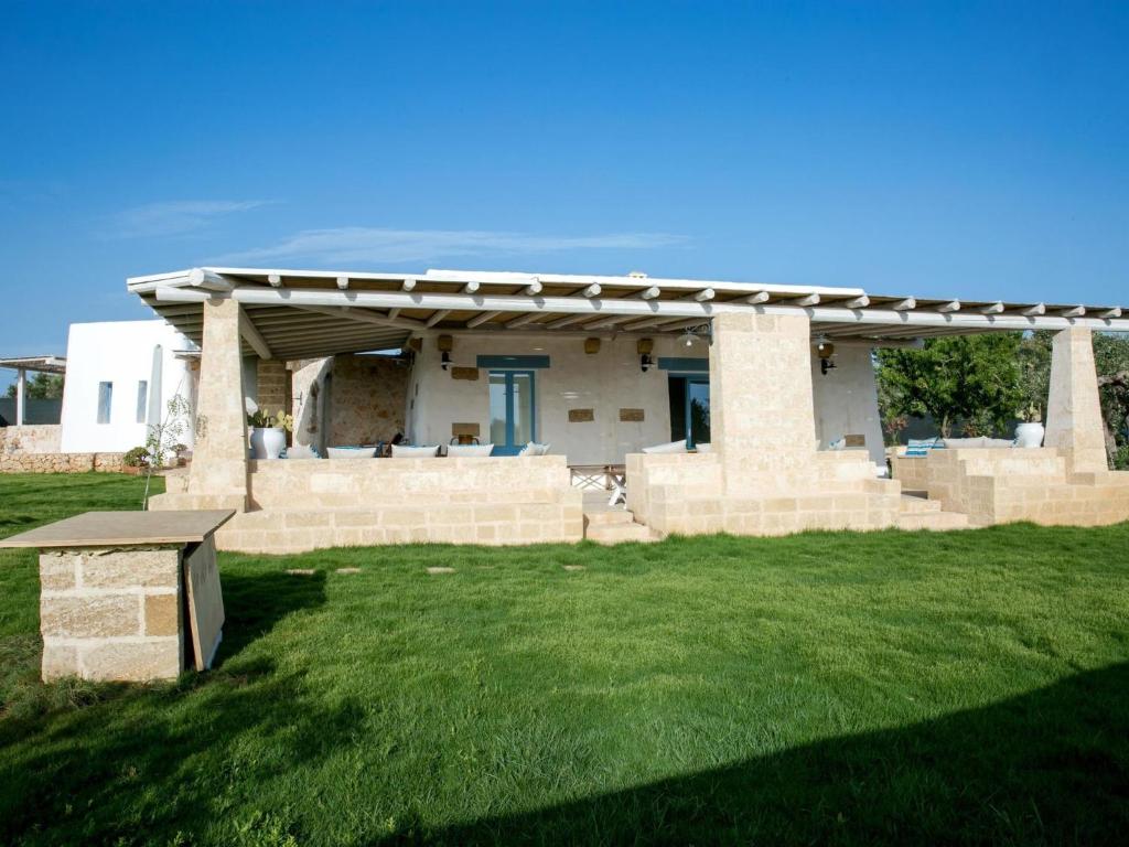 Luxurious Villa in Torre Suda with Jacuzzi photo 2