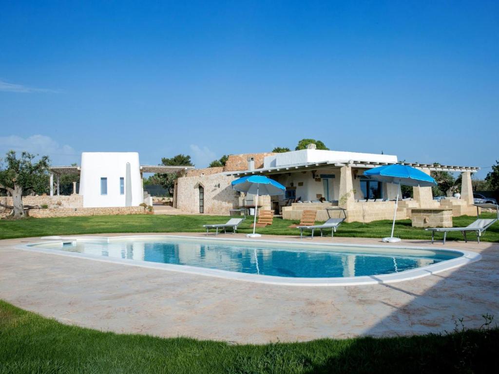 Luxurious Villa in Torre Suda with Jacuzzi photo 3