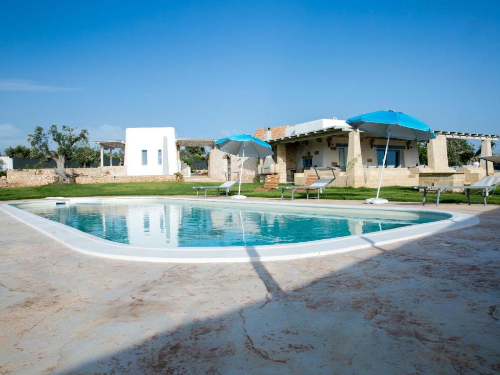 Luxurious Villa in Torre Suda with Jacuzzi photo 1