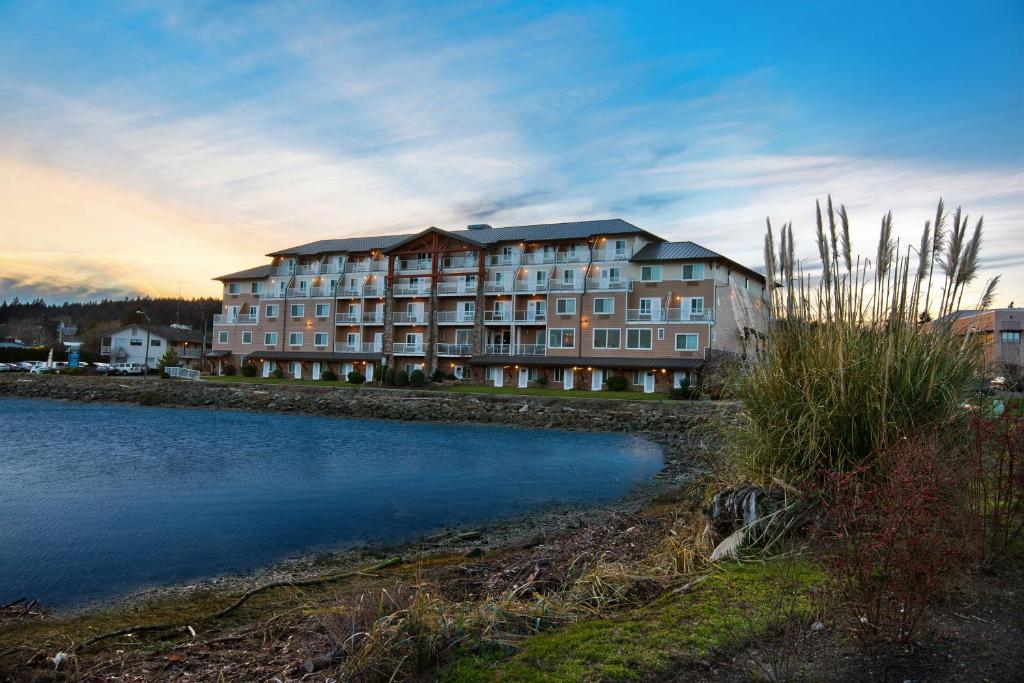Oxford Suites Silverdale image