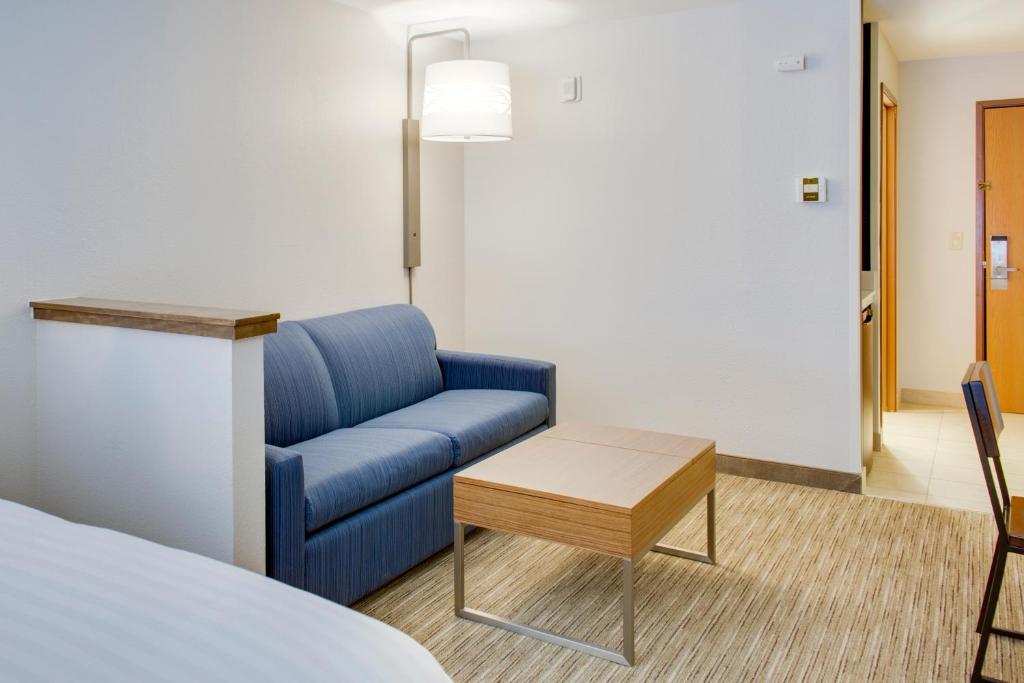 Holiday Inn Express Hotel & Suites Chickasha, an IHG Hotel photo 3