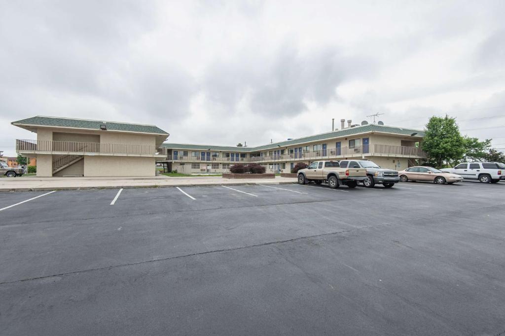 Motel 6 Kansas City, MO - Airport photo 2