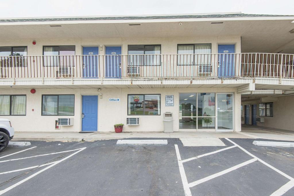 Motel 6 Kansas City, MO - Airport photo 3