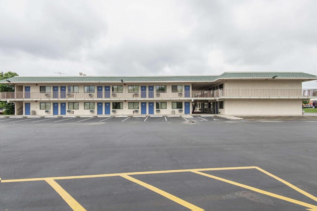 Motel 6 Kansas City, MO - Airport photo 4