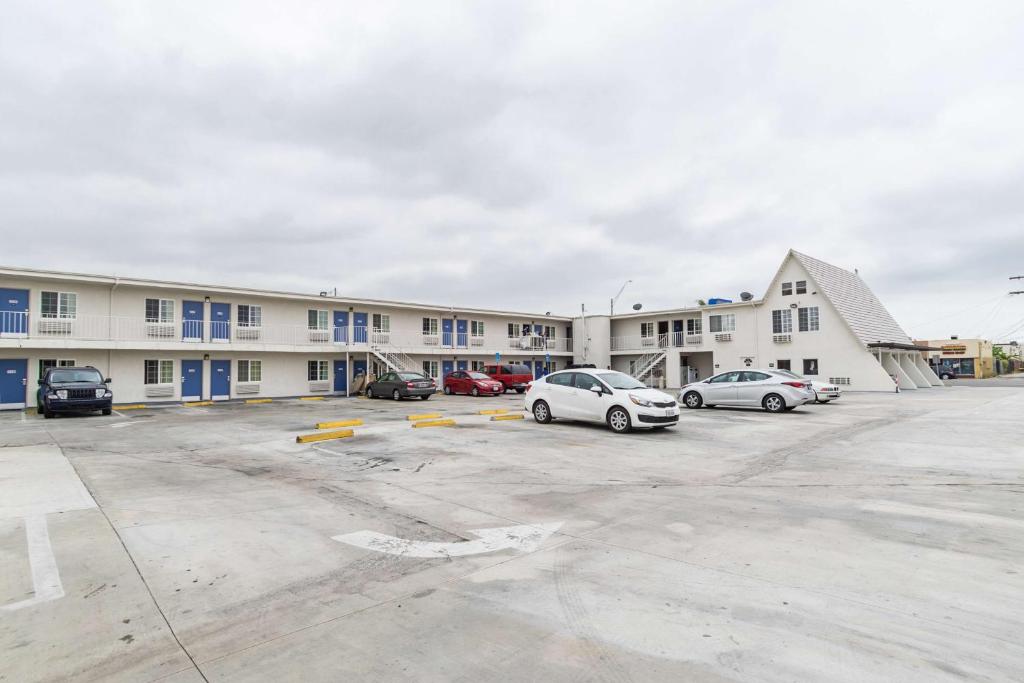 Motel 6-Long Beach, CA - International City photo 1