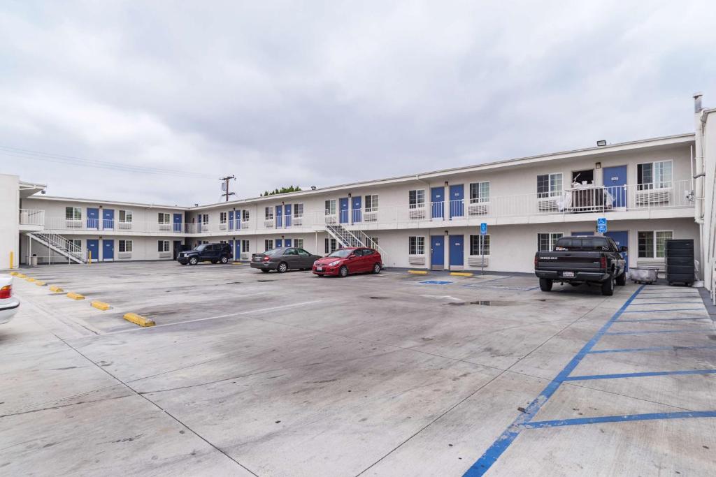 Motel 6-Long Beach, CA - International City photo 2