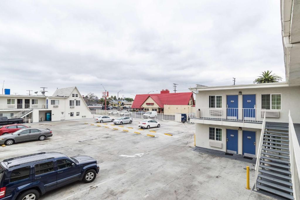 Motel 6-Long Beach, CA - International City photo 4