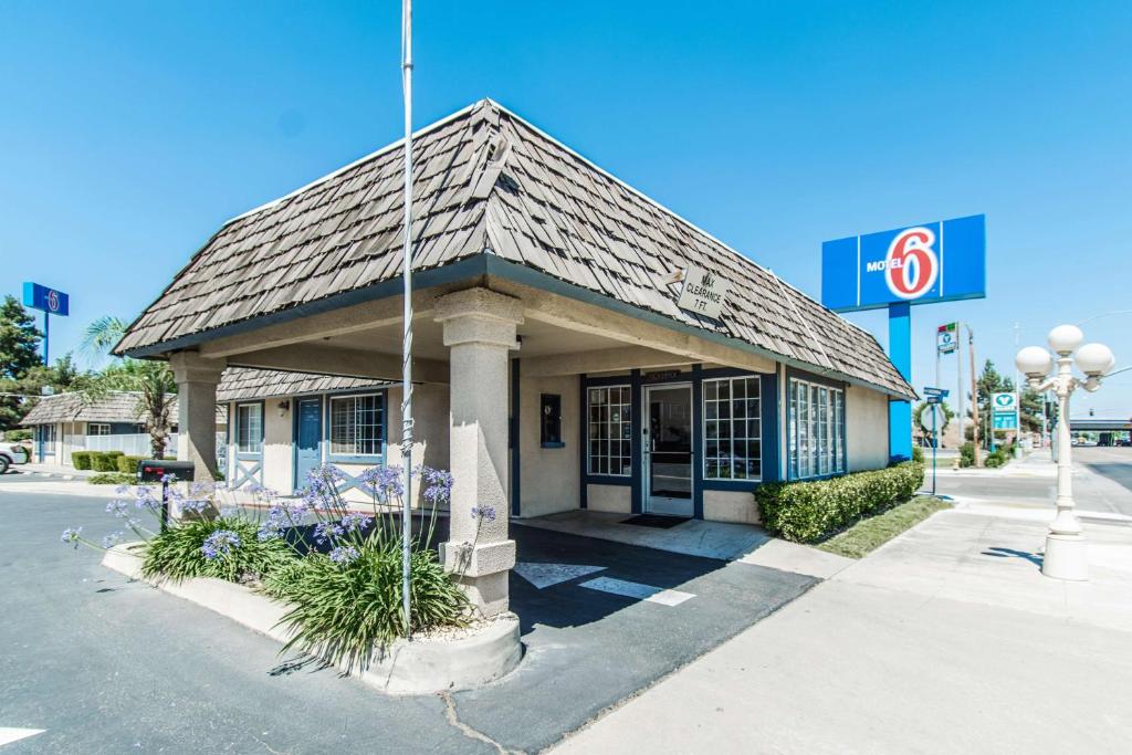 Motel 6 Kingsburg, CA image