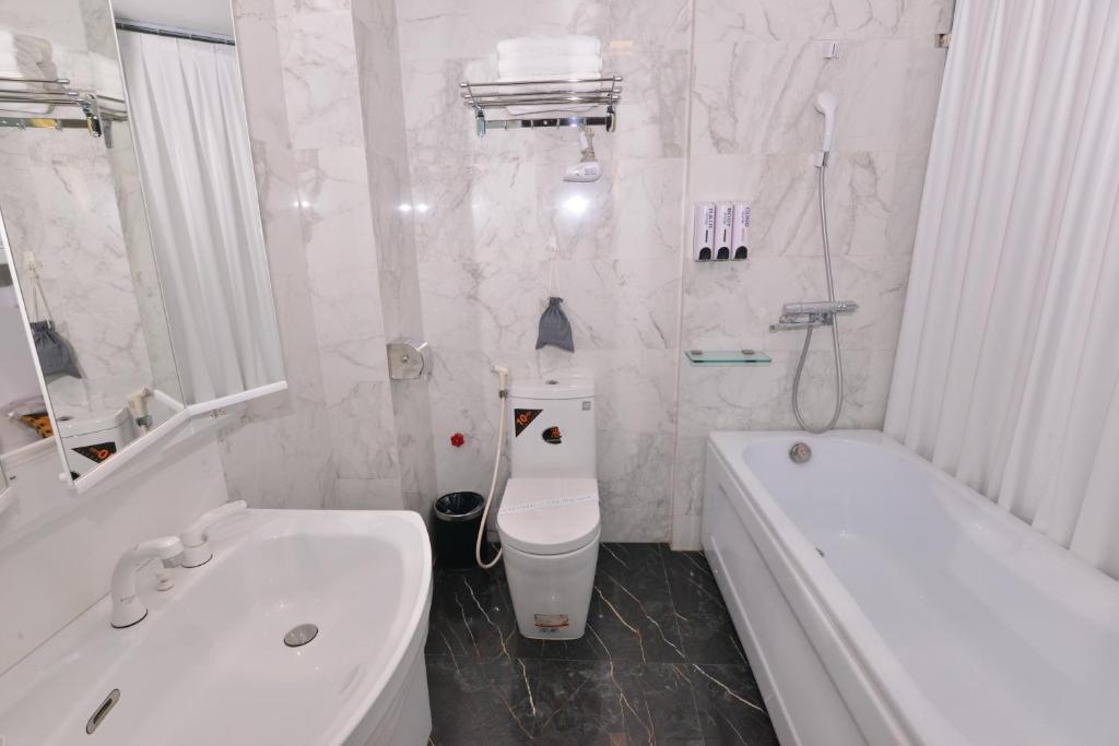 Трехместный (Представительский трехместный номер), Hanoi Bella Rosa Suite Hotel