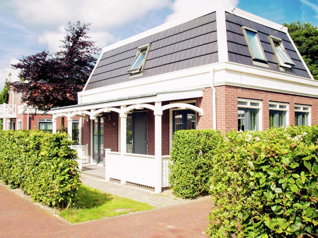 Comfortable holiday home with a porch at 1.3 km from the sea