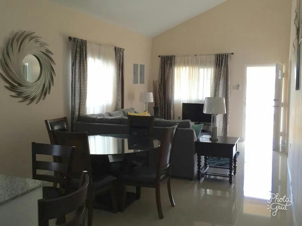 Caymanas Estate beautiful three bedroom house photo 4