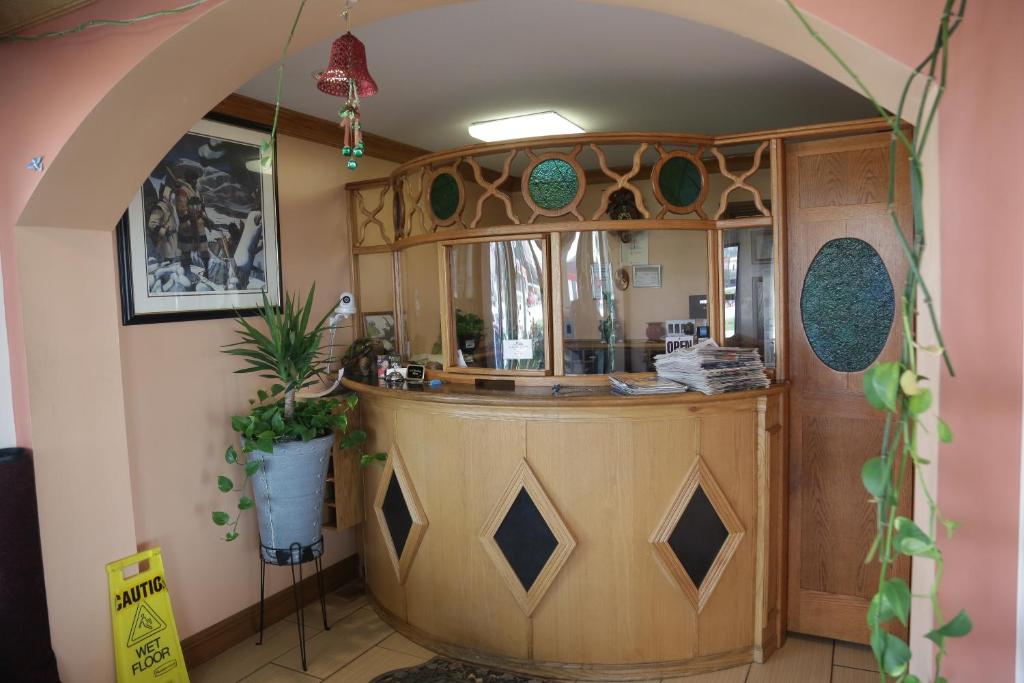 Theroff's Motel image