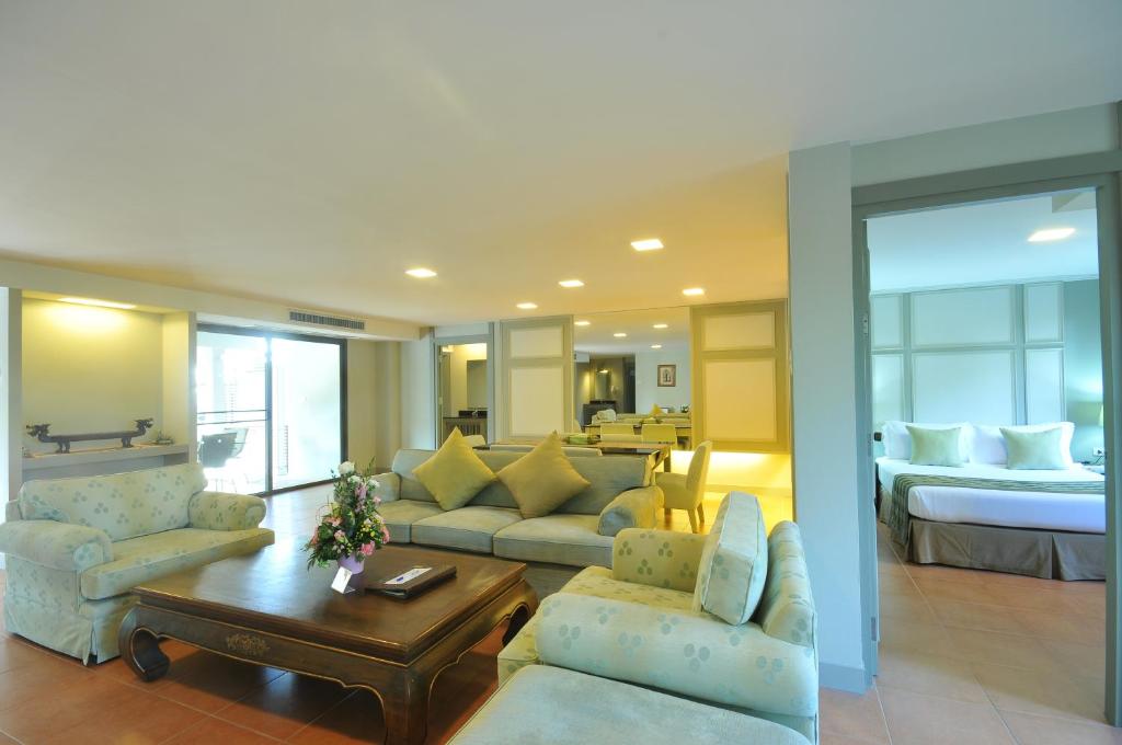 Апартаменты (Garden Three-Bedroom Family Suite), Отель Anantasila Villa by the sea, Hua Hin Beachfront