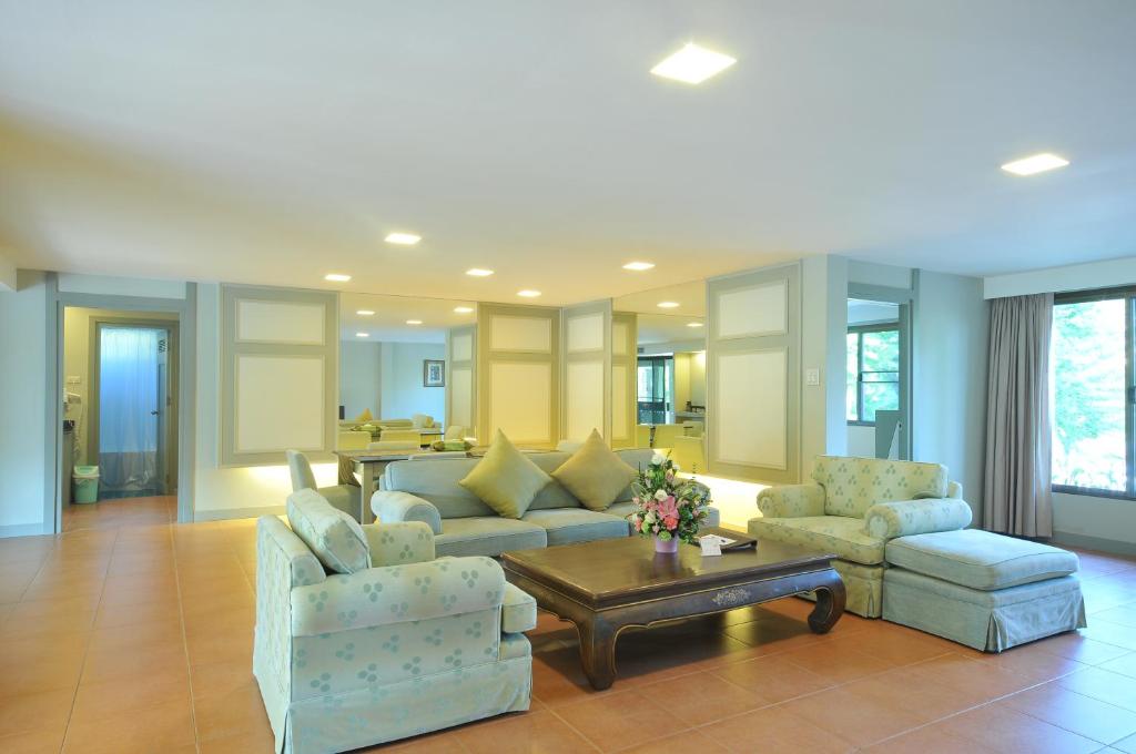 Апартаменты (Garden Three-Bedroom Family Suite), Отель Anantasila Villa by the sea, Hua Hin Beachfront