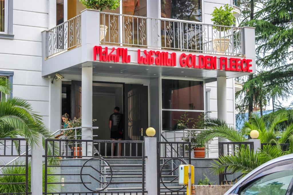 Golden Fleece Hotel photo 1