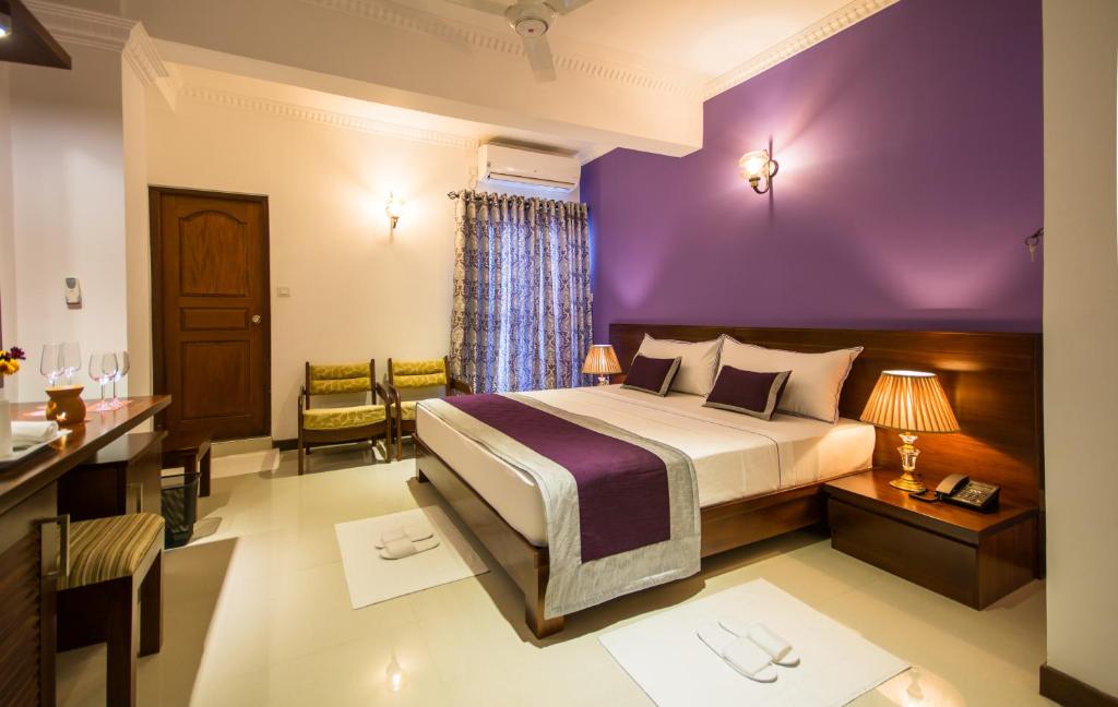 Двухместный (Deluxe Double or Twin Room with Balcony with free 24 hours Check in & Check out), Ceyloni Inn