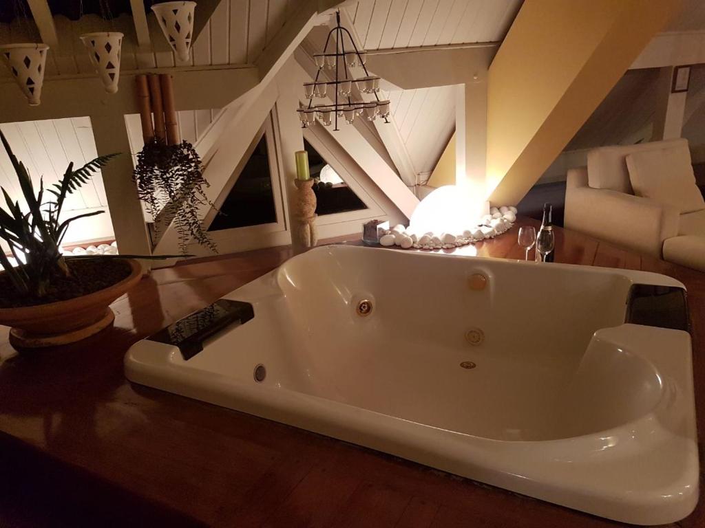 Belíssima COBERTURA no Condomínio Switzerland, o conforto que toda família merece photo 4