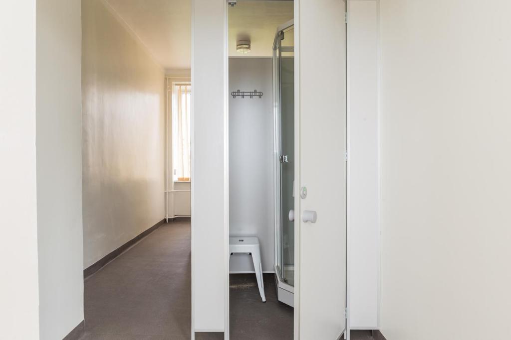Одноместный (Одноместный номер с общим душем и туалетом), EHE Hostel