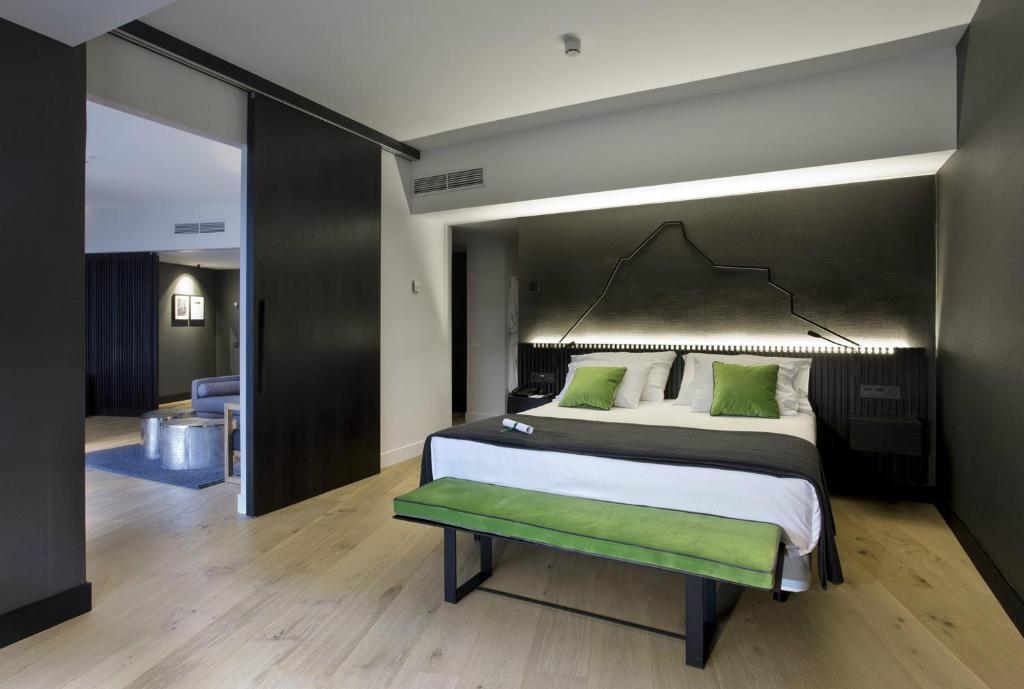 Hotel Tres Reyes Pamplona - Tap to explore photos