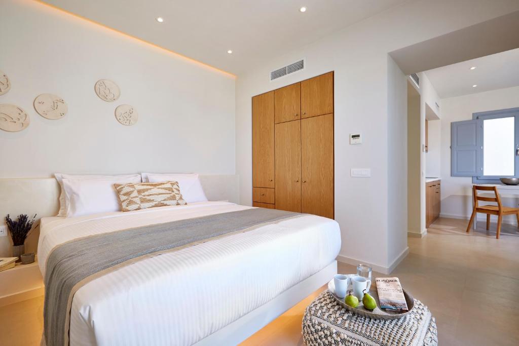 Сьюит (Полулюкс с гидромассажной ванной и частичным видом на море), Nova Luxury Suites