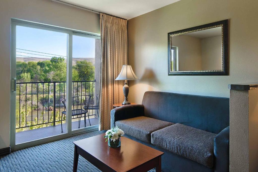 Oxford Suites Yakima - Tap to explore photos