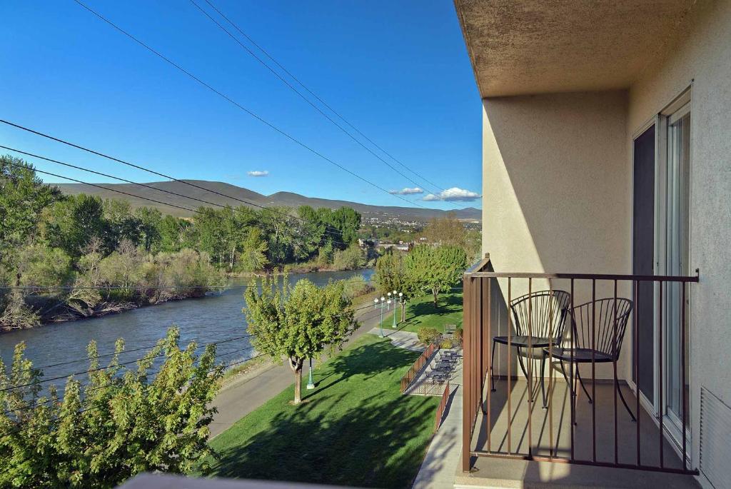 Oxford Suites Yakima photo 3