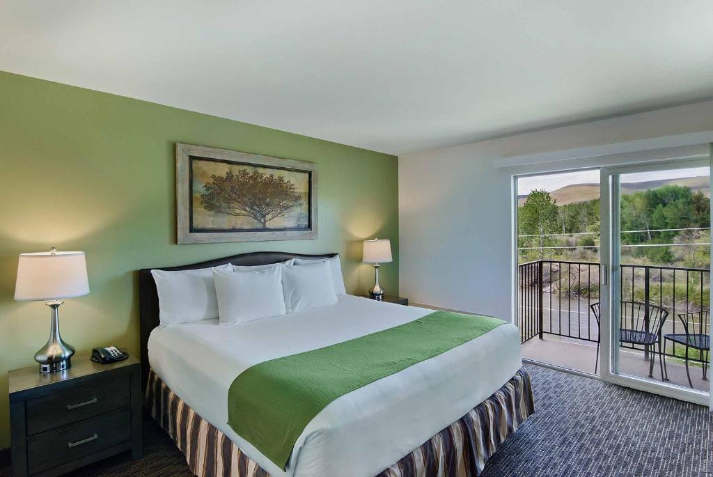 Oxford Suites Yakima image