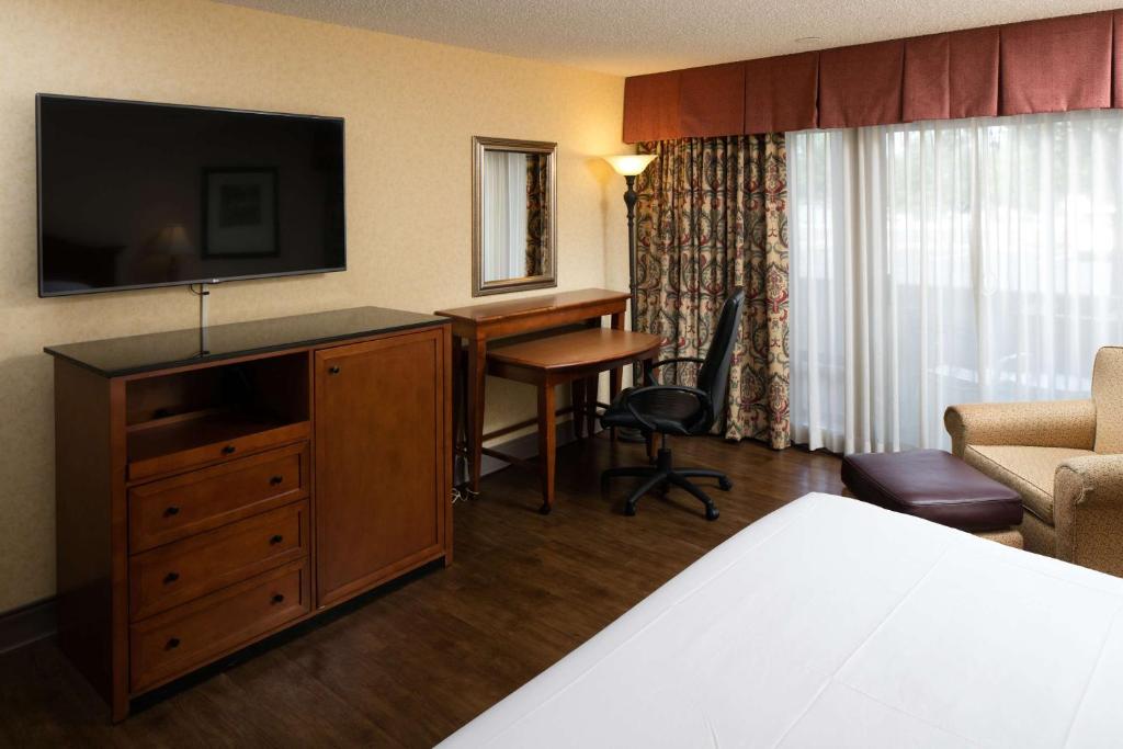 Red Lion Hotel Redding - Tap to explore photos