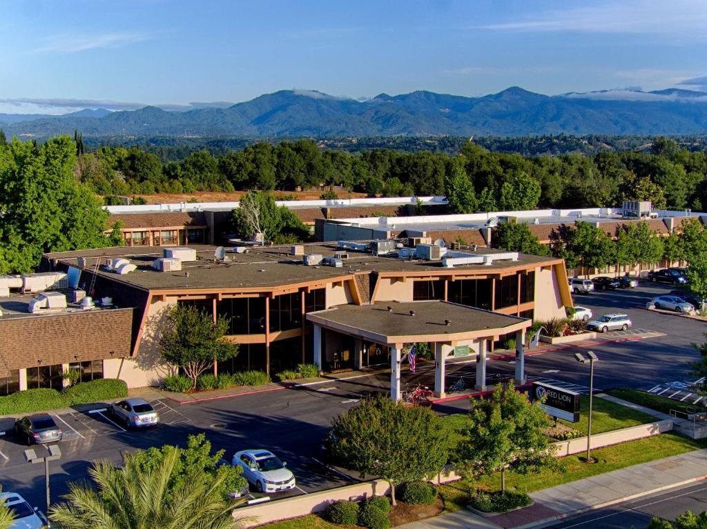 Red Lion Hotel Redding image