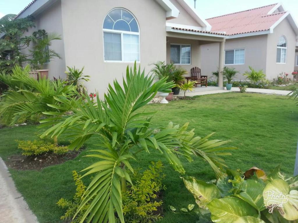 Caymanas Estate House photo 1