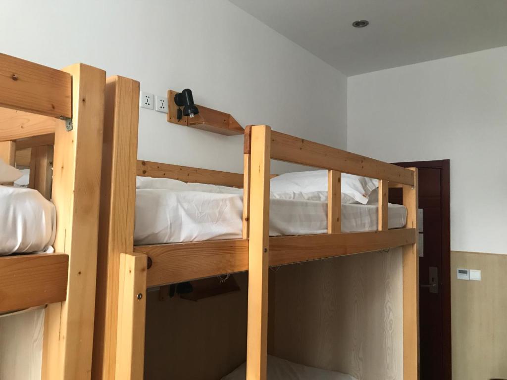 Номер (Кровать в общем 8-местном номере), Shanghai Blue Mountain Bund Youth Hostel