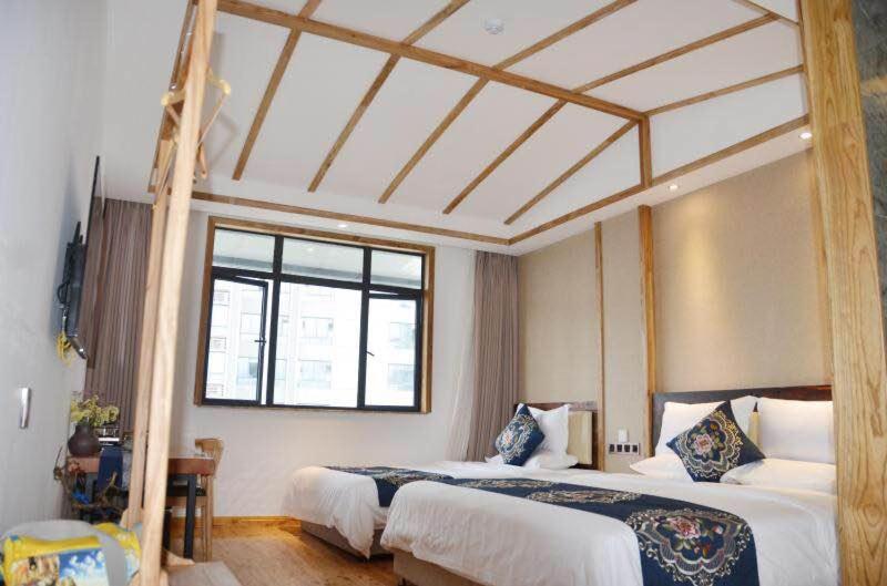 Семейный (Chinese Mainland Citizens- Family Room with Shower), QingJu Hotel(Wang Ping Street)