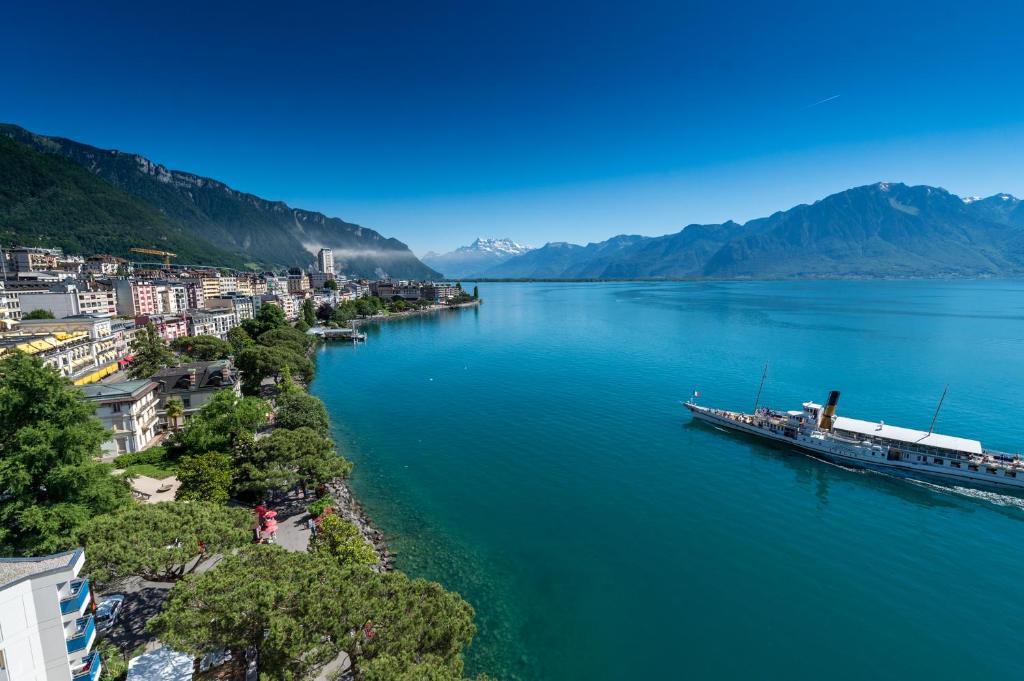 Сьюит (Полулюкс с балконом c видом на озеро (верхние этажи)), Eurotel Montreux