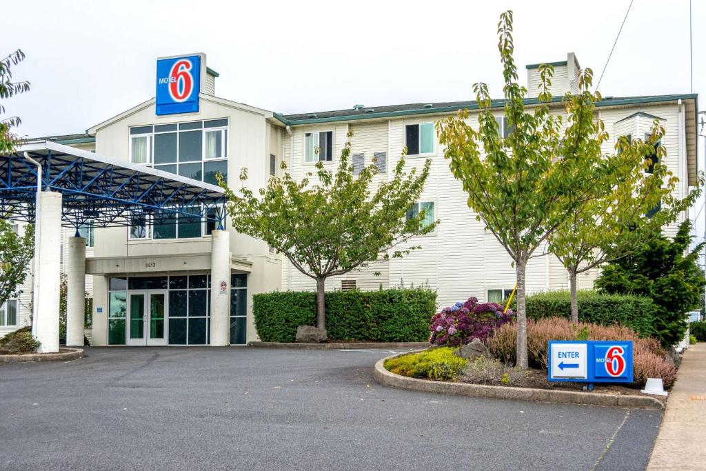 Motel 6 Lincoln City, OR image