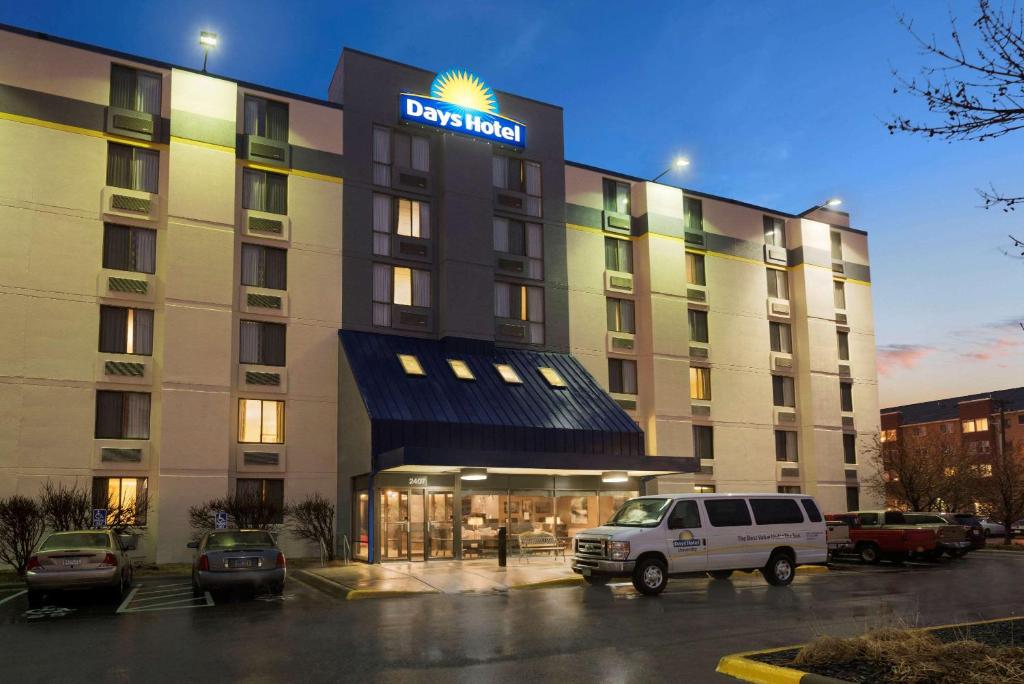 Days Hotel by Wyndham University Ave SE photo 1